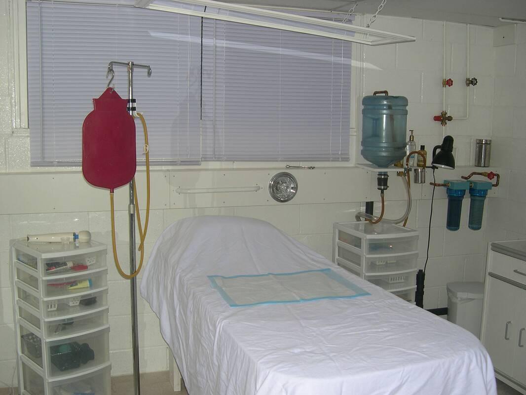 Медсестра с большим клитором раскинула рогатку в гинекологическом кабинете
